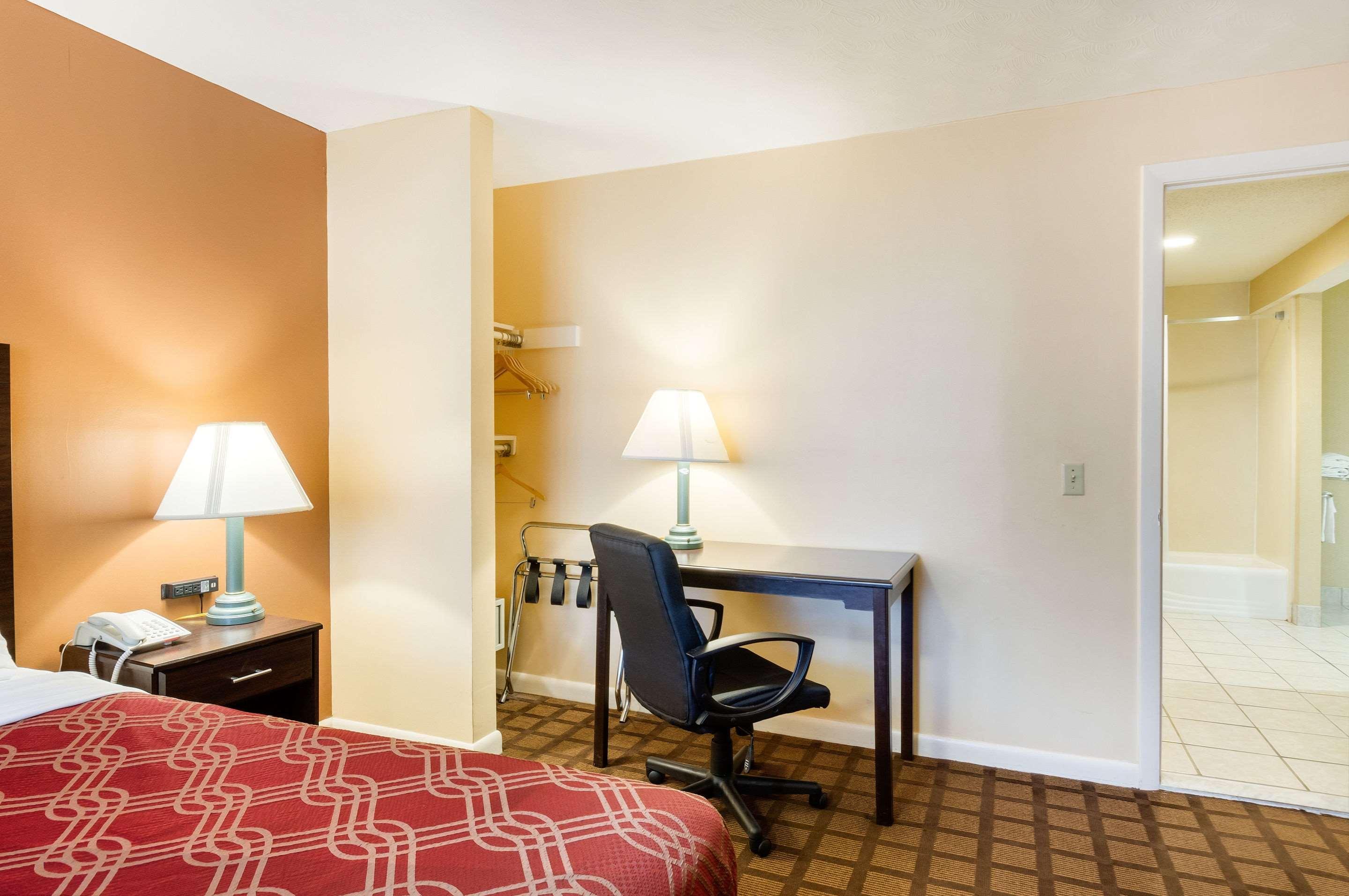 Econo Lodge Boston-Молдън Екстериор снимка