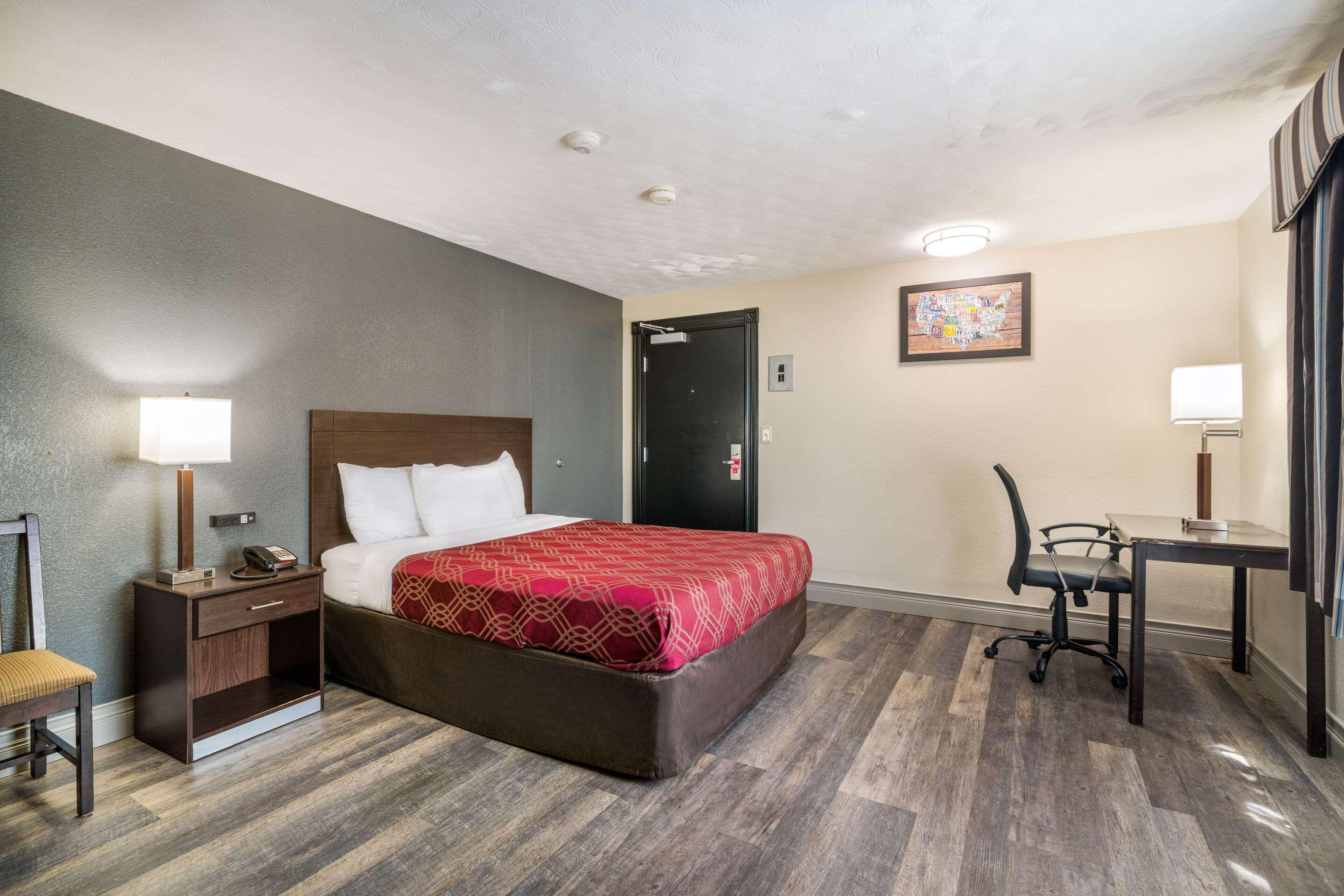 Econo Lodge Boston-Молдън Екстериор снимка